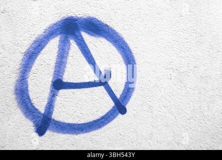Symbole d'anarchie bleu sur le mur. Idéal pour les textures, les arrière-plans et les concepts. Copier l'espace Banque D'Images