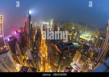 Vue aérienne fisheye des gratte-ciel et de la ligne d'horizon de Hong Kong, depuis la zone métropolitaine de Wan Chai, Hong Kong, Asie Banque D'Images