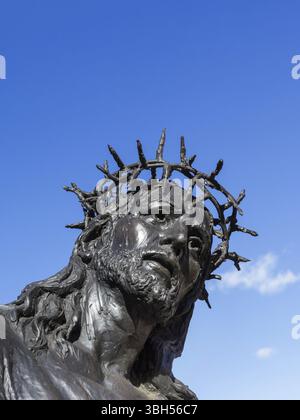 Statue en bronze de Jésus-Christ. Copier l'espace... Jésus lève les yeux au ciel. Espace pour le texte Banque D'Images