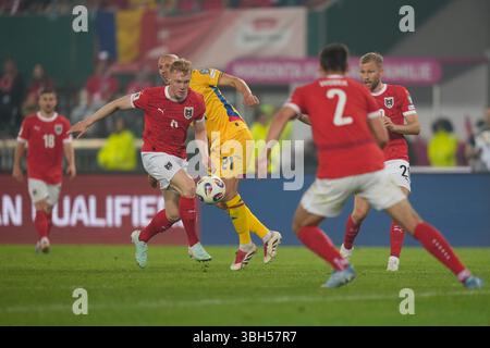 VIENNE, AUTRICHE - 7 JUIN : L'autrichien Nicolas Seiwald combat pour le ballon contre le roumain Vlad Chiriches lors du match de qualification européenne de la Coupe du monde de la FIFA 2026 opposant l'Autriche et la Roumanie le 07 juin 2025 au stade Ernst Happel de Vienne, Autriche.250607 SEPA 19 038 - 20250607 PD10720 Banque D'Images
