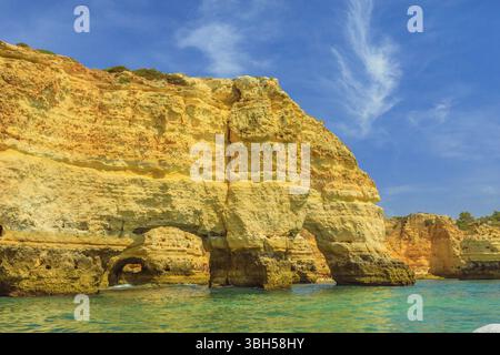 L'emblématique arche naturelle de Praia da Marinha en Algarve, Portugal, Europe vue depuis la célèbre excursion en bateau-grotte le long de la côte de l'Algarve. Marinha Beach est l'un de Banque D'Images