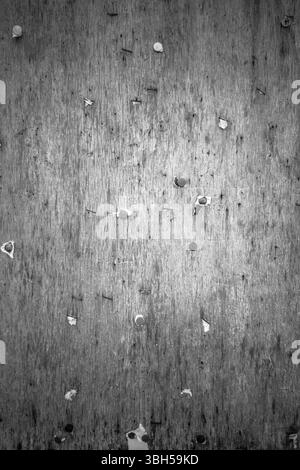 Vintage place bulletin board avec copie espace. Entre parenthèses, des boutons, des clous et des morceaux de papier sur une surface d'affichage en bois de la rue. Stre sale de Banque D'Images