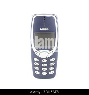 Vieux téléphone portable Nokia 3310 sur un fond blanc. Isolé Banque D'Images