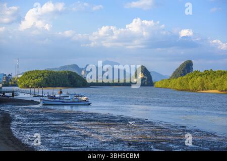 Ville de Krabi, Thaïlande, rivière du golfe Pak Nam Krabi avec île et rochers, Asie Banque D'Images