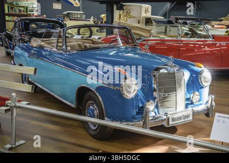 SINSHEIM, ALLEMAGNE - MAI 2022 : Mercedes Benz 220 S cabrio 1957 106ps blanche Banque D'Images