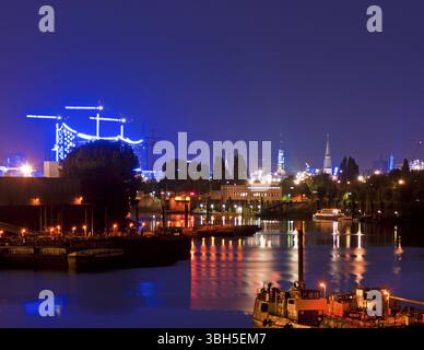 Port de Trave à Hambourg, péniches devant, dans le port bleu arrière avec Elbphilharmonie, été, nightshot, Hambourg, Allemagne, Trave port à Hambourg, bar Banque D'Images