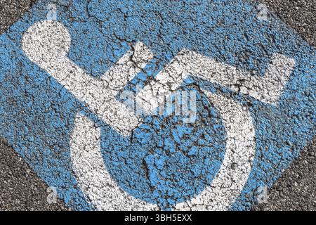 Panneau de stationnement pour handicapés peint sur l'espace routier. Pour les personnes handicapées ou handicapées Banque D'Images