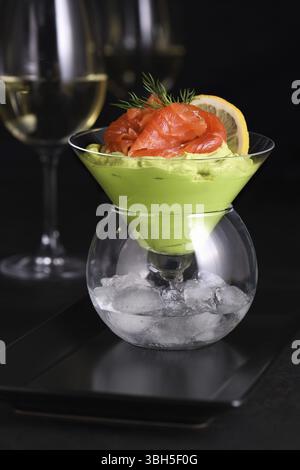 Taste est une combinaison de pulpe d'avocat avec une texture délicate de crème de fromage à pâte molle et de saumon, avec l'ajout d'aneth et d'une tranche de citron. Servin Banque D'Images