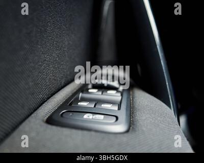 Gros plan des commandes d'une voiture, y compris le volant et le levier de vitesses. Concept de contrôle et de puissance, car le conducteur est capable de conduire le véhicule Banque D'Images