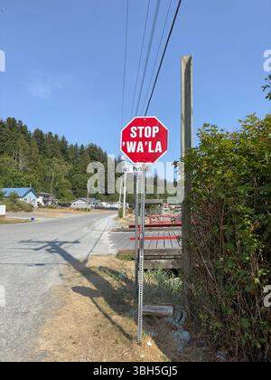 Panneau d'arrêt multilingue en anglais et peuples autochtones de la côte nord-ouest du Pacifique parlant kwak'wala. Colombie-Britannique, Canada Banque D'Images