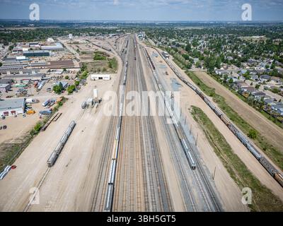 Voie ferrée avec beaucoup de trains dessus. Les voies ferrées sont dans une ville. Les voies ferrées sont très longues Banque D'Images