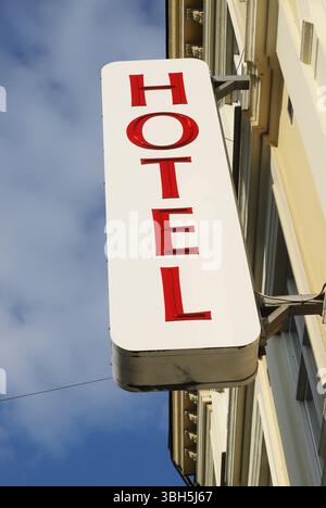 Vue rapprochée d'un panneau d'hôtel attaché à la façade. Banque D'Images
