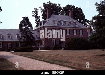 Williamsburg, Virginie. ÉTATS-UNIS. 9/1993. Construit vers 1755. Carter’s Grove Plantation était vraiment une grande dame de la Virginie coloniale qui devait voir les hauteurs de l’Amérique coloniale du 17ème siècle et les ravages du temps, de la nature et du délabrement du 21ème siècle prendre son péage. Les images que vous voyez montrent une partie du style de vie de l'un des derniers propriétaires de carter's Grove vers 1928 pris dans le 1993... une époque où un visiteur pouvait profiter d'une touche de richesse du dernier bienfaiteur de carter's Grove. La plantation carter’s Grove a fermé ses portes au public en 2003. Banque D'Images