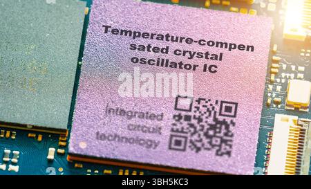 Micropuce d'oscillateur à cristal compensé en température. Fournit des signaux d'horloge très stables. Banque D'Images