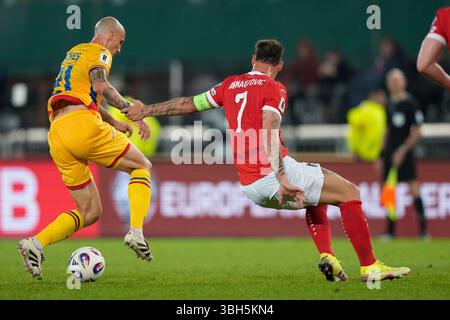 VIENNE, AUTRICHE - 7 JUIN : le roumain Vlad Chiriches affronté par l'autrichien Marko Arnautovic lors du match de qualification européenne de la Coupe du monde de la FIFA 2026 opposant l'Autriche à la Roumanie le 7 juin 2025 au stade Ernst Happel à Vienne, Autriche.250607 SEPA 19 050 - 20250607 PD12091 Banque D'Images