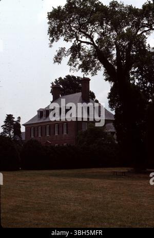Williamsburg, Virginie. ÉTATS-UNIS. 9/1993. Construit vers 1755. Carter’s Grove Plantation était vraiment une grande dame de la Virginie coloniale qui devait voir les hauteurs de l’Amérique coloniale du 17ème siècle et les ravages du temps, de la nature et du délabrement du 21ème siècle prendre son péage. Les images que vous voyez montrent une partie du style de vie de l'un des derniers propriétaires de carter's Grove vers 1928 pris dans le 1993... une époque où un visiteur pouvait profiter d'une touche de richesse du dernier bienfaiteur de carter's Grove. La plantation carter’s Grove a fermé ses portes au public en 2003. Banque D'Images