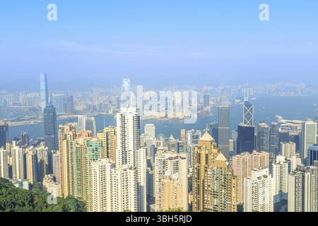 Vue aérienne du port de Victoria et les toits de gratte-ciel de la terrasse Sky 428, la plate-forme panoramique au sommet de la tour de pointe, l'icône de Hong Banque D'Images