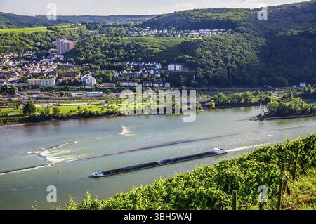 Le bateau de barge extra long transporte du charbon sur le Rhin près de Bingen am Rhein et Ruedesheim, Hesse, Allemagne, Europe Banque D'Images