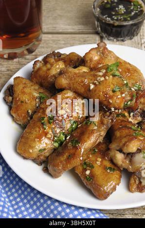 Ailes de poulet frit à l'Ail Gingembre Marinade aux herbes Banque D'Images