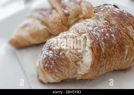 Deux croissants fraîchement cuits sur un plateau. Concept de Bonjour Banque D'Images