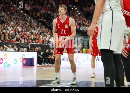 Justuz Hollatz (FC Bayern Basketball, #21) beim Freiwurf, GER, FC Bayern Basketball v. MLP Academics Heidelberg, Basketball, easycredit Basketball Bundesliga, BBL, Playoffs, Halbfinale, saison 2024/2025, 07.06.2025, Foto : Eibner-Pressefoto/Jenni Maul Banque D'Images