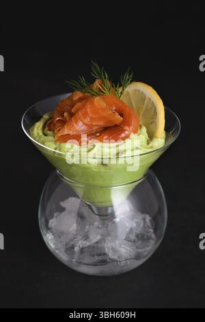 Taste est une combinaison de pulpe d'avocat avec une texture délicate de crème de fromage à pâte molle et de saumon, avec l'ajout d'aneth et d'une tranche de citron. Servin Banque D'Images