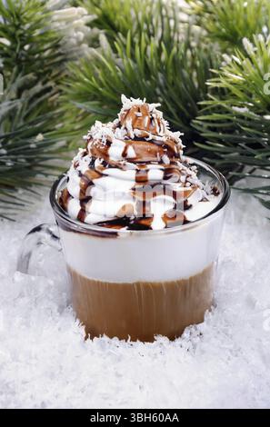 Le café dans la crème fouettée au chocolat topping crème irlandaise Banque D'Images