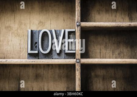 Le mot LOVE écrit en typographie métal vintage, assis dans un tiroir en bois Banque D'Images
