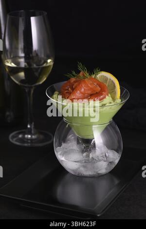 Taste est une combinaison de pulpe d'avocat avec une texture délicate de crème de fromage à pâte molle et de saumon, avec l'ajout d'aneth et d'une tranche de citron. Servin Banque D'Images