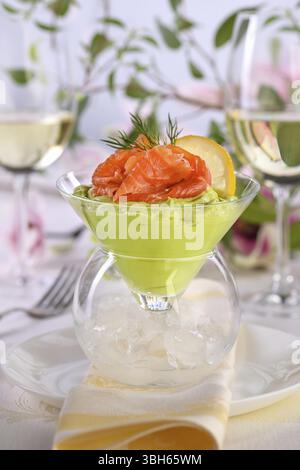 Taste est une combinaison de pulpe d'avocat avec une texture délicate de crème de fromage à pâte molle et de saumon, avec l'ajout d'aneth et d'une tranche de citron. Servin Banque D'Images