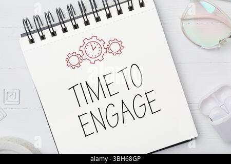 Il est temps de s'engager. Mots et dessins dans le cahier sur la table lumineuse, vue de dessus Banque D'Images