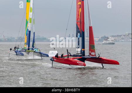 NEW YORK, NEW YORK - 07 JUIN : Team Spain suivie de Team GER Deutsche Bank et Mubadala Brazil SailGP Boats courent dans la flotte 1 le jour 1 du Grand Prix Mubadala New York Sail au port de New York le 7 juin 2025 à New York City. Banque D'Images