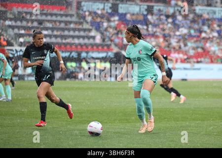 La défenseuse du Gotham FC Nealy Martin #14 et l'attaquante actuelle de Kansas City Bia Zaneratto #9 se battent pour la position et le ballon lors du match de la National Women's Soccer League contre le Kansas City Current au Sports Illustrated Stadium de Harrison, New Jersey, le samedi 7 juin 2025. (Photo : Gordon Donovan) Banque D'Images