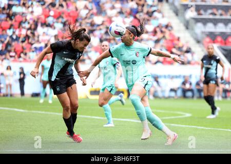 La défenseuse du Gotham FC Nealy Martin #14 et l'attaquante actuelle de Kansas City Bia Zaneratto #9 se battent pour la position et le ballon lors du match de la National Women's Soccer League contre le Kansas City Current au Sports Illustrated Stadium de Harrison, New Jersey, le samedi 7 juin 2025. (Photo : Gordon Donovan) Banque D'Images