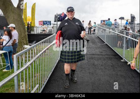 New York, États-Unis. 07 juin 2025. Un homme portant une tenue entièrement noire de Nouvelle-Zélande assiste au jour 1 du Grand Prix Mubadala New York Sail dans le port de New York. (Photo de Ron Adar/SOPA images/SIPA USA) crédit : SIPA USA/Alamy Live News Banque D'Images