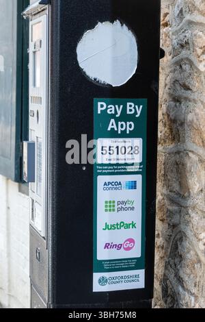 Parcmètre dans la rue avec diverses options de paiement par application, y compris APCOA Connect, paybyphone, Justpark et Ringgo apps, Angleterre, Royaume-Uni Banque D'Images
