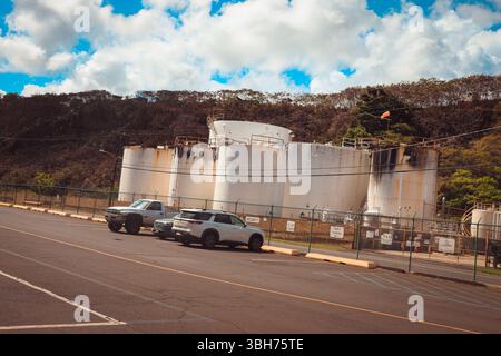 Vue des vieux réservoirs de stockage de pétrole sur Waapa Road au port de Nawiliwili à Lihue, Hawaï Banque D'Images