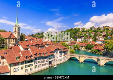 Berne, Suisse. Voir le centre de la vieille ville et Untertorbrucke pont sur la rivière Aare. Banque D'Images