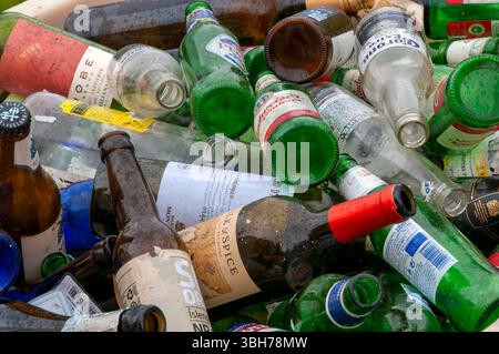 Seydisfjordur Islande 22 juin 2024, poubelle pleine de bouteilles de vin à recycler Banque D'Images