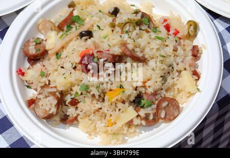 Assiette pleine de salade de riz un plat typiquement européen d'été avec des légumes à saucisses et du fromage Banque D'Images