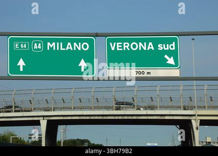 Signalisation routière avec les noms des lieux italiens dans le nord DE L'ITALIE Milan et Vérone Sud VILLE Banque D'Images