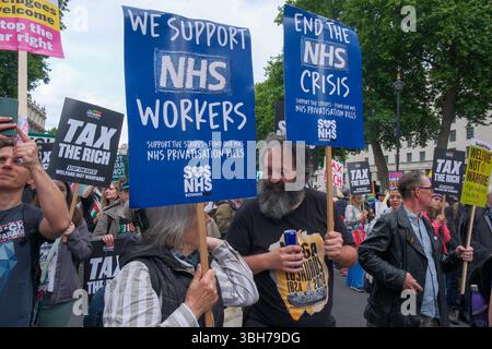 Londres, Royaume-Uni. 7 juin 2025. La manifestation nationale de l'Assemblée populaire. Des milliers de personnes défilent dans le centre de Londres pour réclamer la fin des coupes dans les services publics et les aides sociales, lors de la première grande marche anti-austérité sous le gouvernement travailliste britannique. Le groupe de campagne People’s Assembly appelle le gouvernement à « taxer les riches et leurs richesses cachées pour financer les services publics » avec des syndicalistes, des militants de la santé, du handicap, du logement et de l’aide sociale qui se réunissent sous le slogan : plus d’austérité 2,0. Banque D'Images