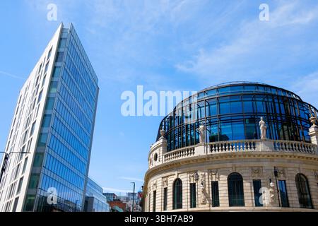 Leeds Angleterre : 2 juin 2024 : Leeds par jour ensoleillé. Majestic, un bâtiment classé Grade II situé à Leeds Banque D'Images