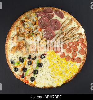 Pizza multi-saveurs : légumes, maïs, shawarma et saucisses Banque D'Images