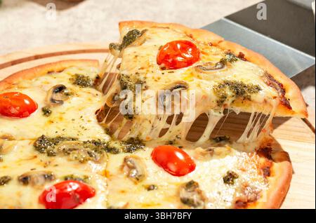 Pizza espagnole à la mozzarella Banque D'Images