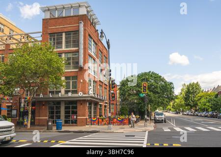 Washington D.C., États-Unis, - 23 mai 2025, bâtiment moderne en briques abritant le restaurant Alero illumine le paysage urbain animé. Banque D'Images
