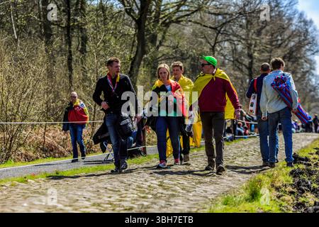 Wallers-Arenberg, France - 12 avril 2015 : personnes marchant sur le célèbre secteur pavé, le trou d'Arenberg (Troue d'Arenberg), avant le passage du Banque D'Images