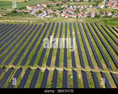Vue aérienne du village à côté de la centrale solaire. Banque D'Images