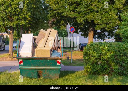 Récipient rempli de déchets encombrants Banque D'Images
