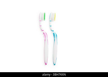 Brosses à dents colorées avec poignées ergonomiques, soies souples, isolées sur fond blanc, idéales pour promouvoir les campagnes d'hygiène des produits de soins dentaires, Banque D'Images